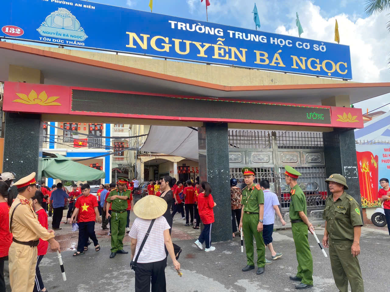Phòng Cảnh sát Quản lý hành chính về trật tự xã hội phối hợp đảm bảo trật tự công cộng, trật tự đô thị và trật tự đường hè dịp khai giảng năm học 2025 – 2026